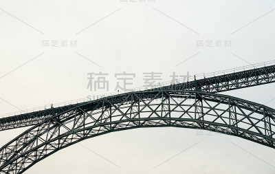 灰色铁路拱桥中间