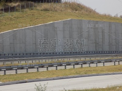 新路上的混凝土挡土墙和栏杆