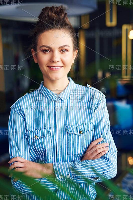 双臂交叉的自信女人的肖像