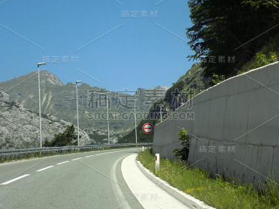 挡土墙旁边的现代道路与路灯