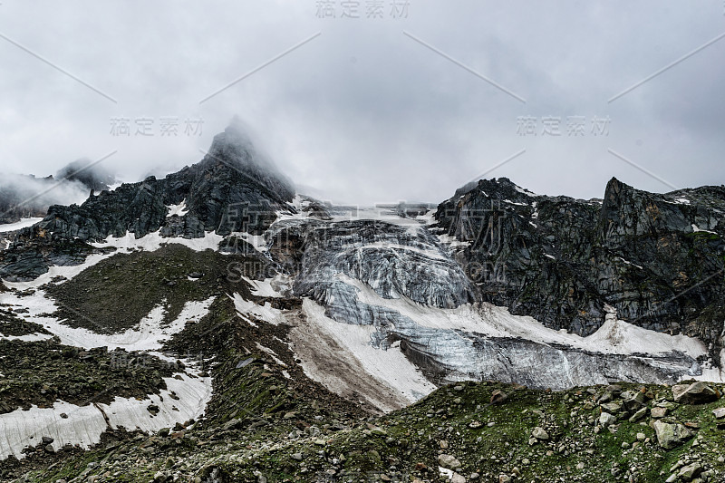 崎岖的喜马拉雅山峰