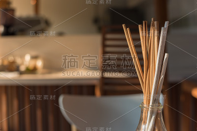 咖啡馆装饰用的干树枝。有选择性的重点。