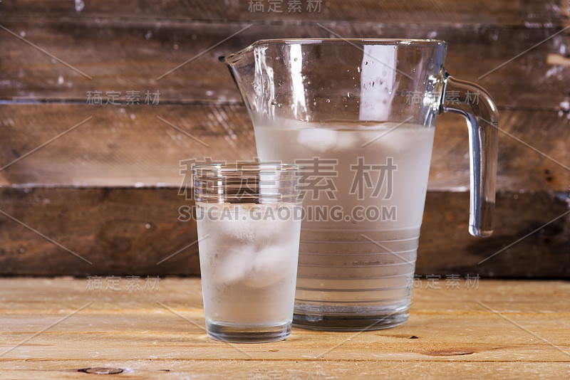 一杯矿泉水