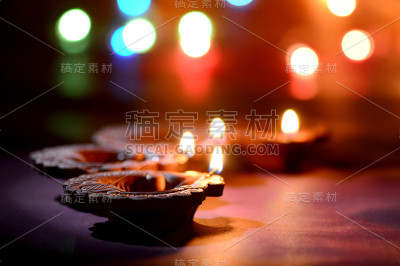 在排灯节庆祝期间点燃的粘土迪亚灯。问候卡设计印度的光节日称为排灯节