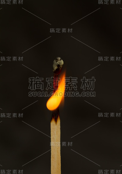 一个燃烧的火柴