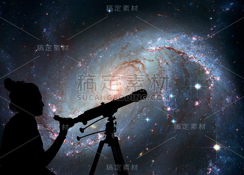 女孩用望远镜看星星。恒星托儿所ngc1672。剑鱼座中的螺旋星系