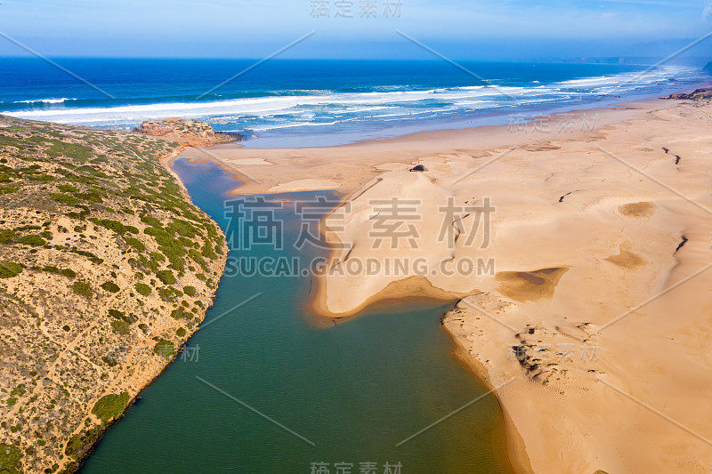 从葡萄牙西海岸的卡拉帕特拉海滩上鸟瞰