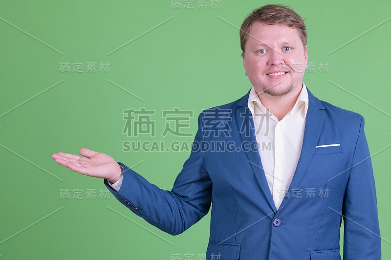 一幅快乐超重大胡子商人的肖像，展示着什么