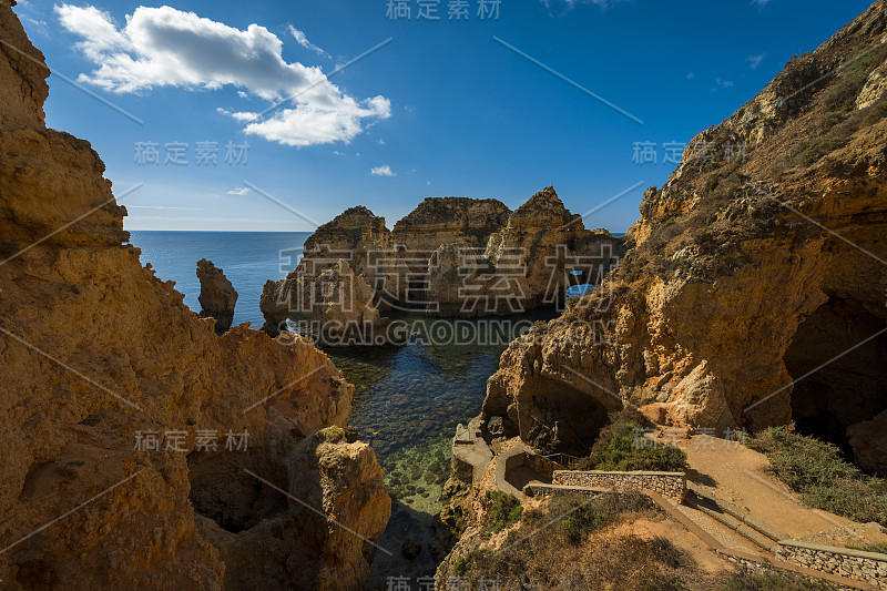 拉各斯Ponta da Piedade砂岩悬崖之间的小海湾