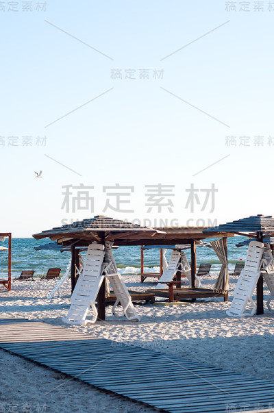 太阳躺椅在伞下