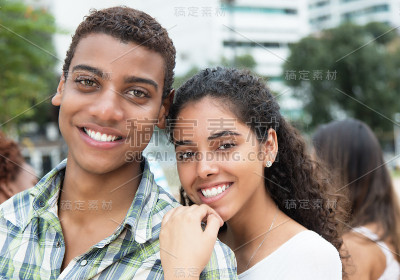 一对美丽的印度夫妇看着镜头