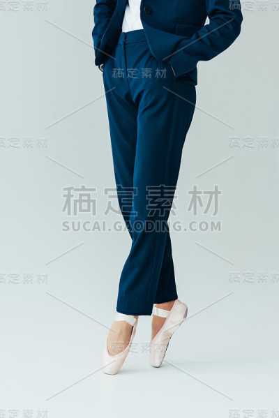 穿着芭蕾舞鞋的女商人