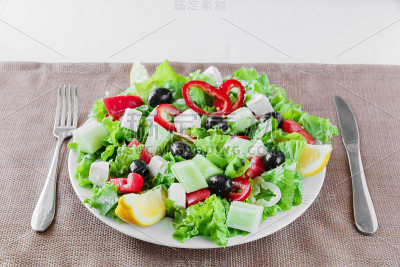 盘子里的希腊蔬菜沙拉
