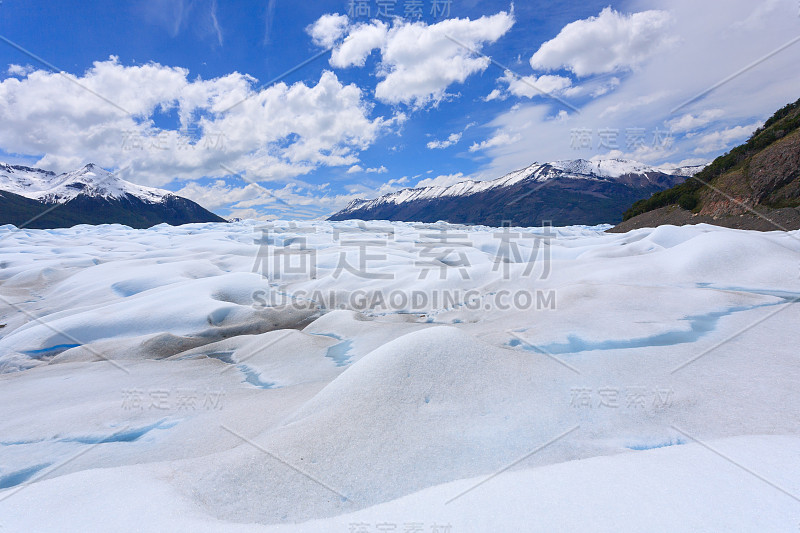 走在佩里托莫雷诺冰川巴塔哥尼亚，阿根廷