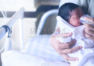 母亲从碗里喝牛奶。
