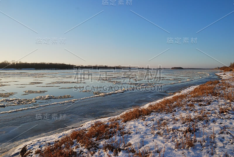 俄罗斯西伯利亚鄂木斯克地区额尔齐斯河上的秋季浮冰