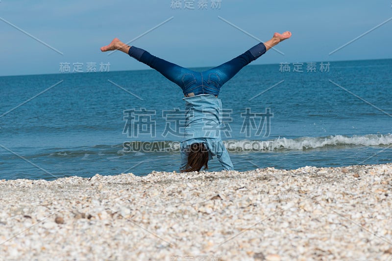 美丽的女孩在海滩上玩得很开心