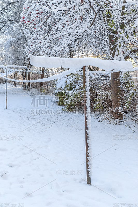 雪覆盖了晾衣绳