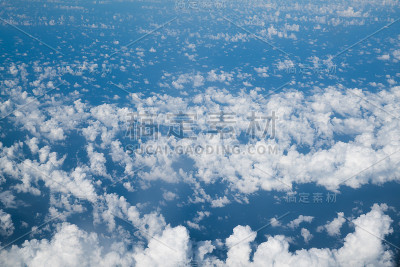天空背景漫延云散，