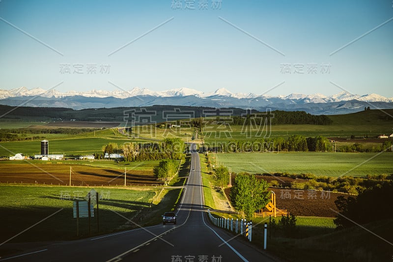 通往落基山脉的路