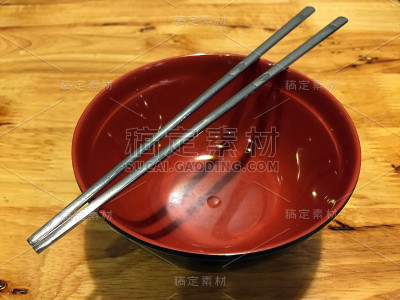 银筷子和红碗