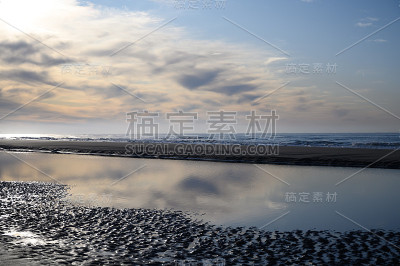 荷兰景观，在荷兰Castricum aan Zee附近的北海沙滩，退潮时