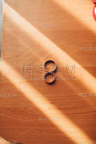 奢华的结婚戒指，旁边有时尚的装饰