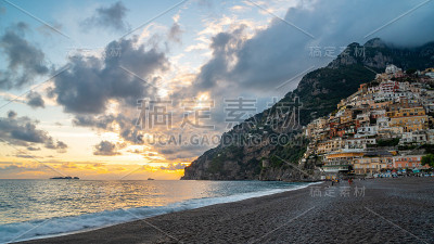 风景与波西塔诺镇在日落著名的阿马尔菲海岸，意大利