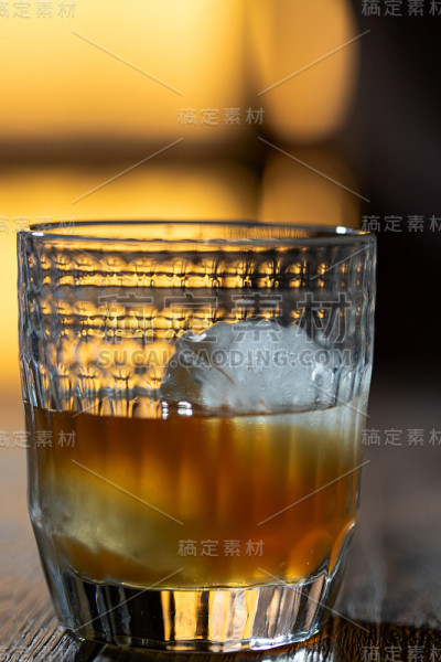 木吧台上放着冰块的威士忌。