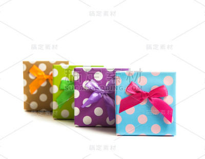 一组礼物，来自带丝带的彩色盒子