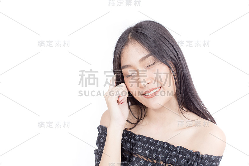 美丽的亚洲女人面部肖像美丽与男性化的概念。时尚美女模特孤立的白人，20多岁。