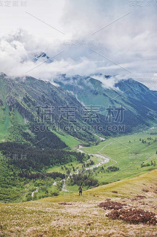 美丽的山景，山谷和天空