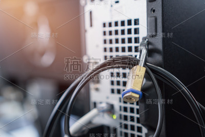 锁在桌面电脑机箱内的万能钥匙，用于保护高中电脑教室数字设备机箱的安全访问