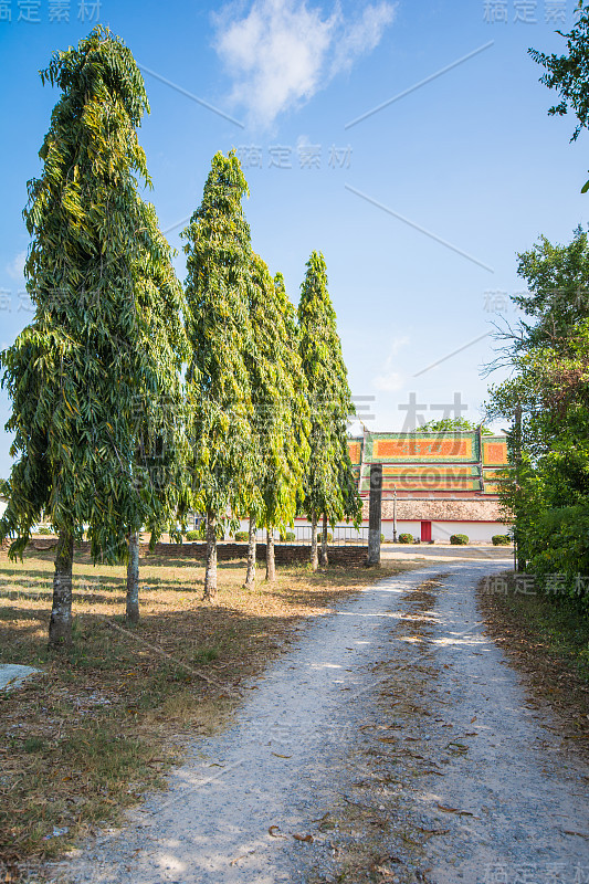 通往泰国巴特隆的“瓦特旺”寺庙的道路