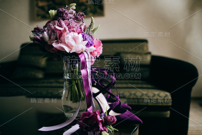 一束紫色的花:郁金香、牡丹、紫丁香、玫瑰