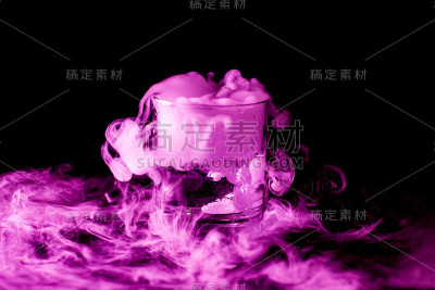 黑色背景下有烟的玻璃