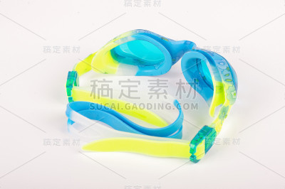 游泳护目镜隔离在明亮的背景
