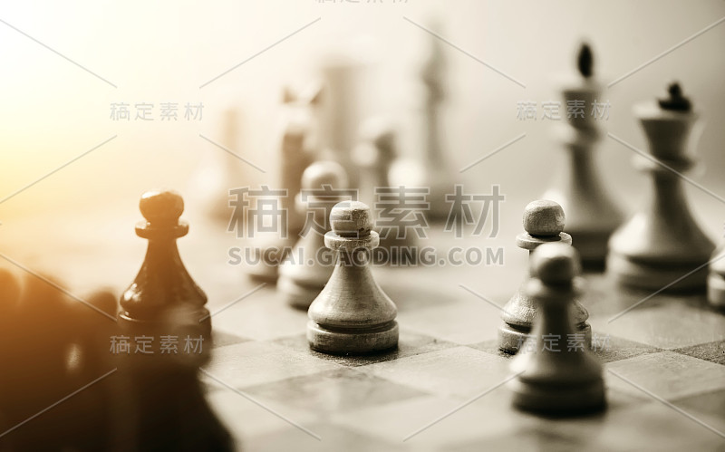 棋盘上的木制棋子