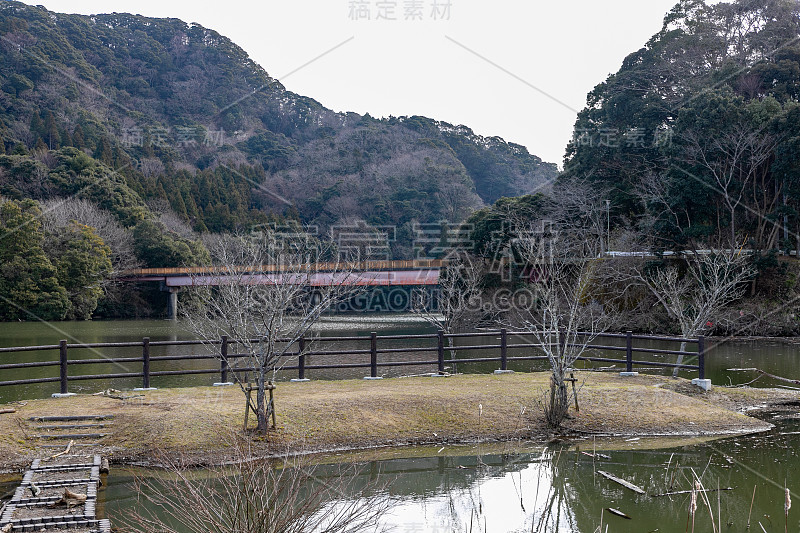 日本千叶县Kimitsu市龟山湖冬季