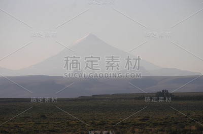 从鲁塔40看到的拉宁火山剪影