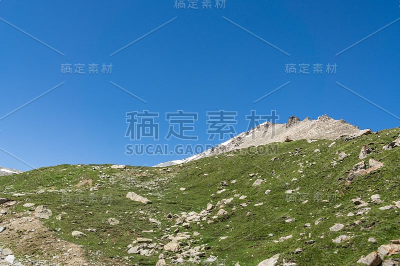 中国新疆217高速公路沿线的山区和草原，夏季