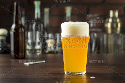 清爽黄金啤酒