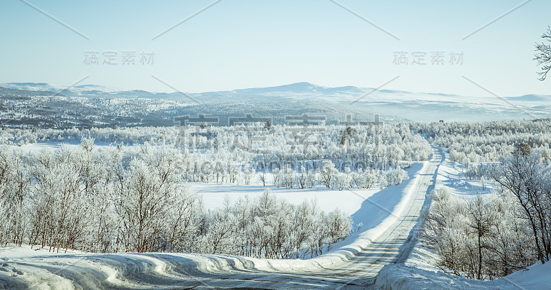 挪威的冬天，美丽的风景和白色的道路