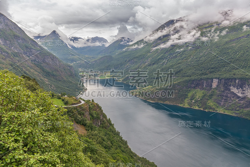 Geiranger峡湾，美丽的自然挪威。它是Sunnylvsfjorden的一条15公里9.3英里长