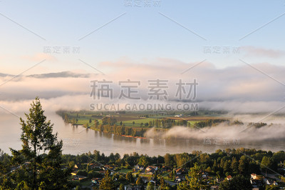 雾蒙蒙的日出时的弗雷泽谷