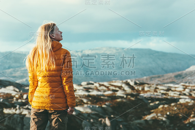 旅行者女人户外登山旅行健康的生活方式概念金发女孩冒险家享受斯堪的那维亚山脉景观