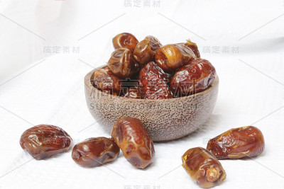 干枣放在小碗里