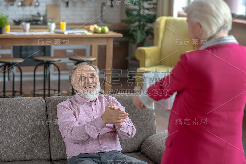 白发苍苍的老太太给她的男人送礼物