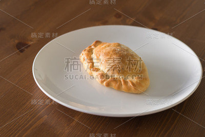 白盘子上的馅饼