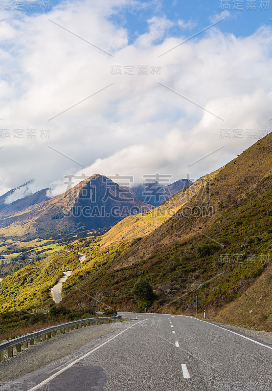 新西兰美丽的道路和山景